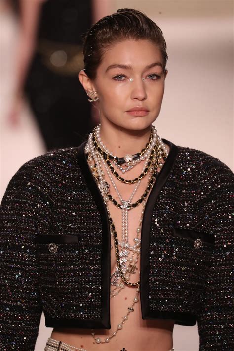 gigi hadid fisico con costume chanel rosso|Gigi hadid for chanel show .